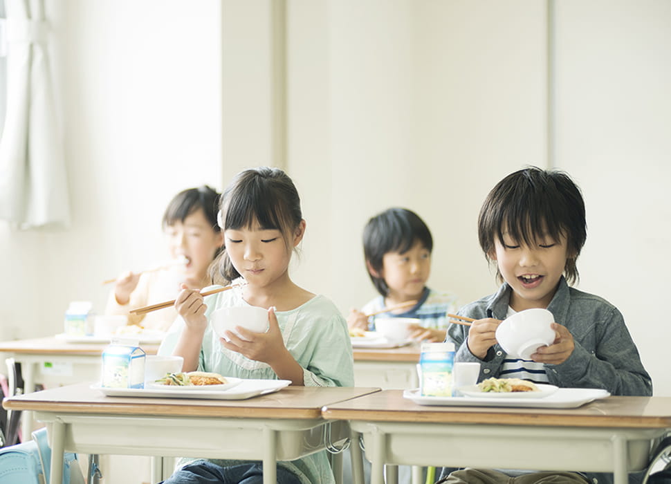 よく噛まずに食べる